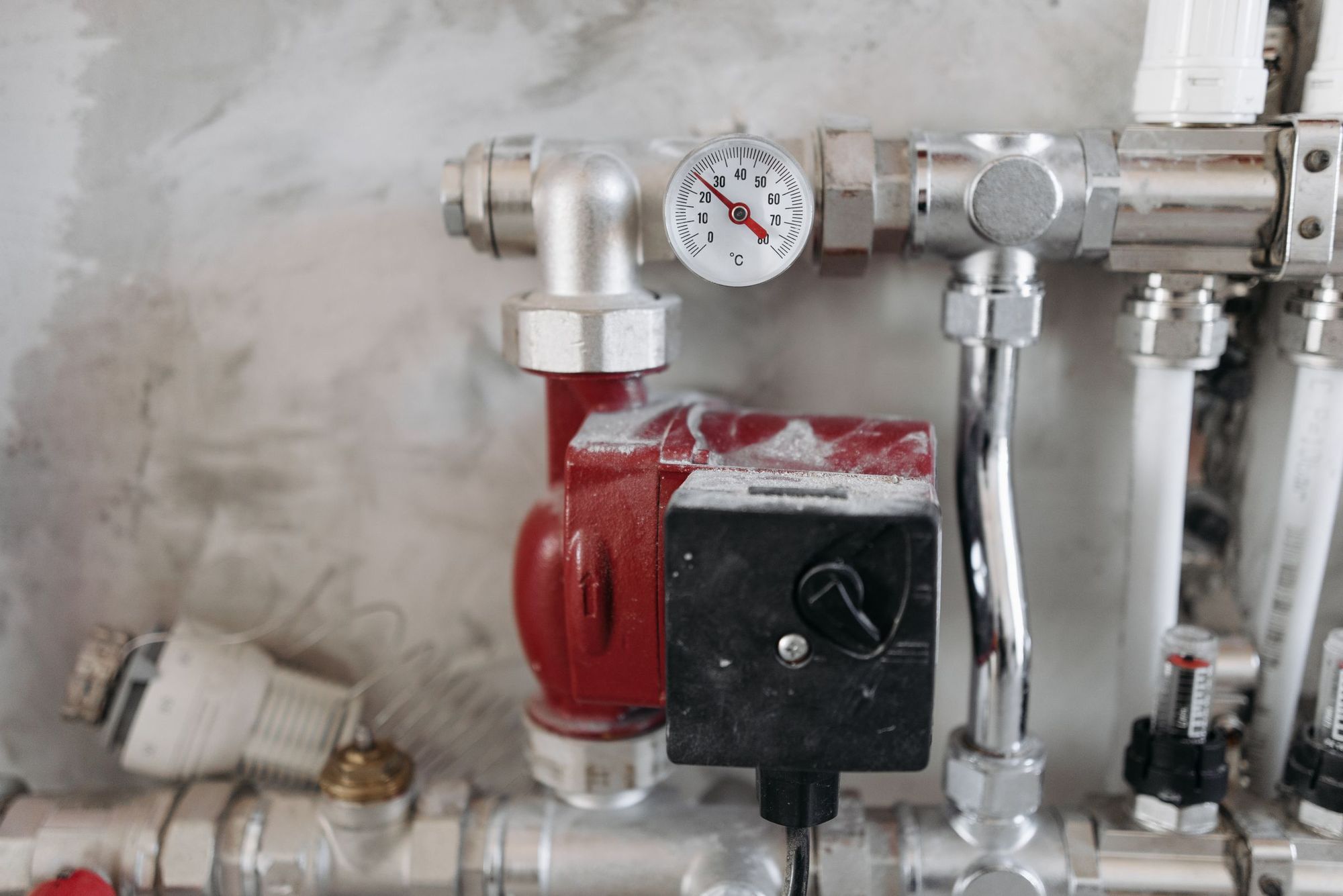 Steel piping with a pressure gauge on a mechanical system